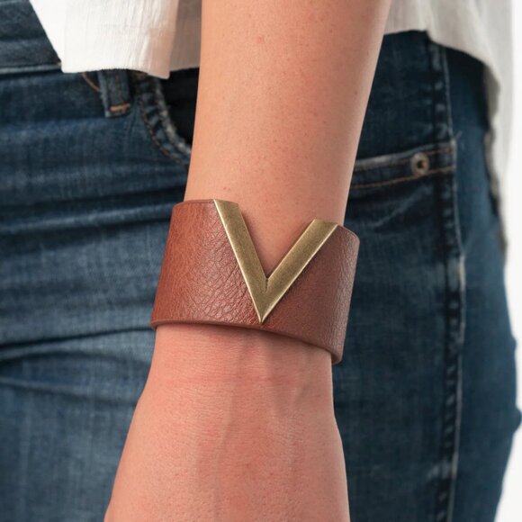 Paparazzi Jewelry Accessories - Claws Out - Brown Bracelet - Vintage - Picture 3 of 4